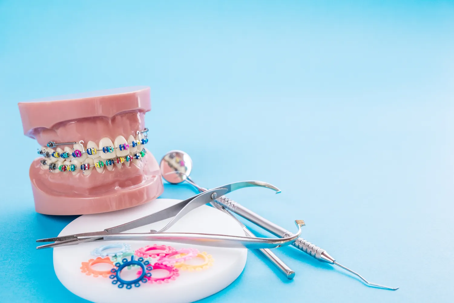 Stomatolog wykona odbudowę uzębienia przy pomocy implantów zębowych